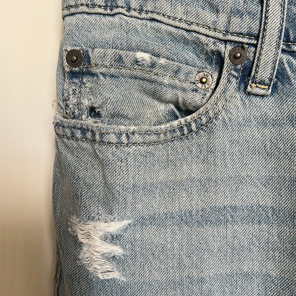 Abercrombie & Fitch Men’s distressed Langdon Slim light wash denim jeans